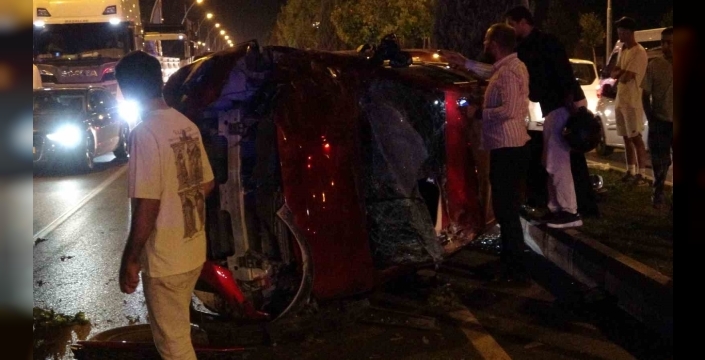 Kontrolden çıkan otomobil önce araca sonra refüje çarpıp karşı şeride geçti: 2 yaralı