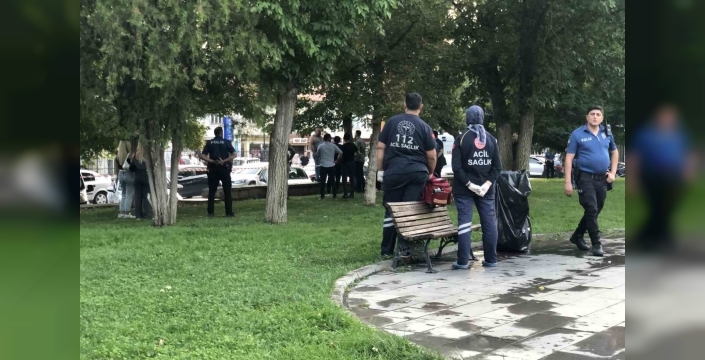 Parkta kızlarının gözü önünde bıçağı boğazına dayayan adamı polisler ikna etti