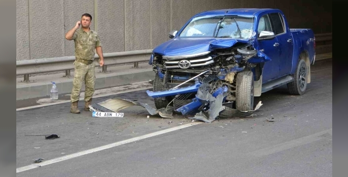 Sivil ekip aracı ile askeri araç çarpıştı, trafik kilitlendi