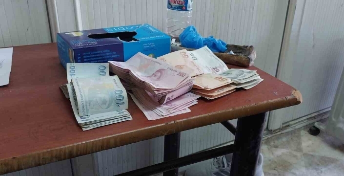 Temizlik personeli bulduğu poşet dolusu parayı polise teslim etti