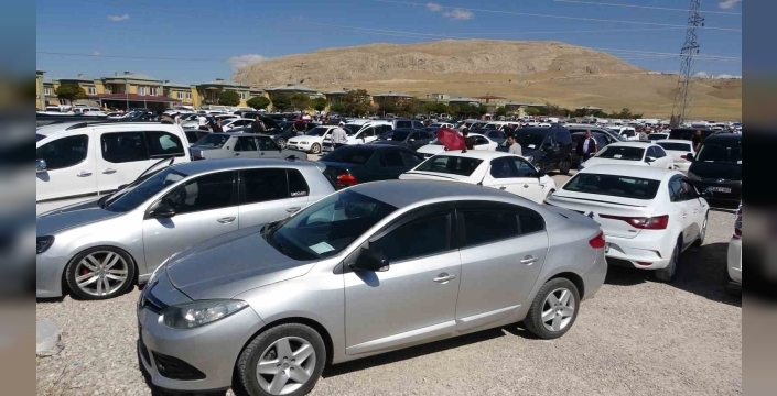 Van açık oto pazarı havaların serinlemesiyle hareketlendi
