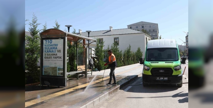 Van’da mobil temizlik ve yıkama aracıyla duraklar artık daha temiz