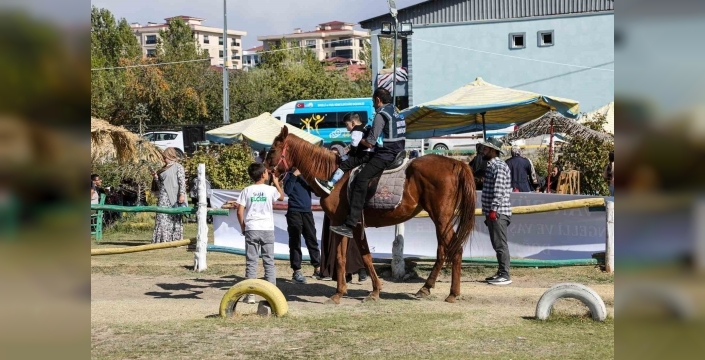 Van’daki özel çocuklar ata binmenin heyecanını yaşadı