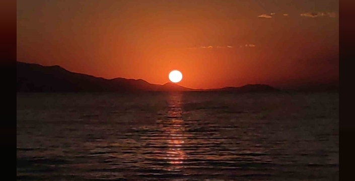 Van Gölü’nde gün batımı kartpostallık manzaralar oluşturdu