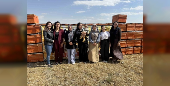 Yüksekova’da arıcılığa kadın eli değiyor: ''Bin 275 kovan desteği verildi''