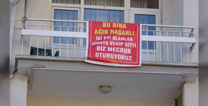 Ağır hasarlı pankartı asılan binayı görenler bir daha bakıyor