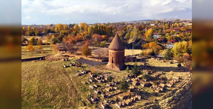 Ahlat’ın tarihi mekanlarında sonbahar güzelliği