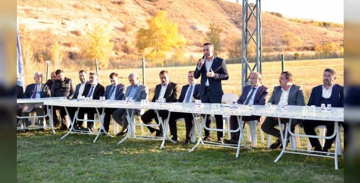 AK Parti heyeti Akçadağ’da muhtarlarla buluştu