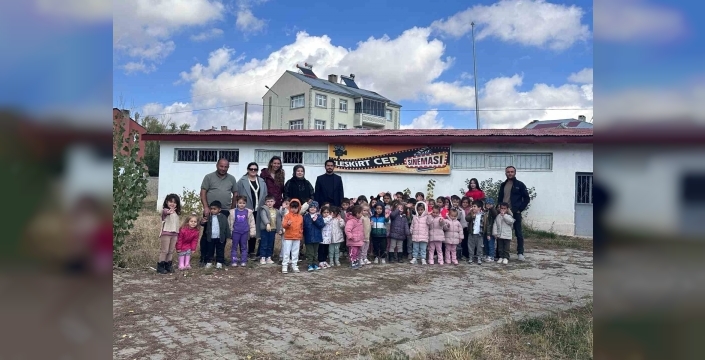 Anaokulu öğrencilerine sinema keyfi