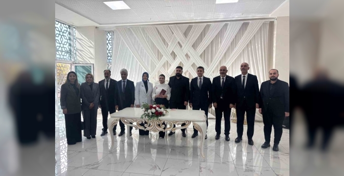 Bakan Yardımcısı Yenigün, ’Evlenecek Gençlerin Desteklenmesi Projesi’nden yararlanan çiftin nikah şahidi oldu
