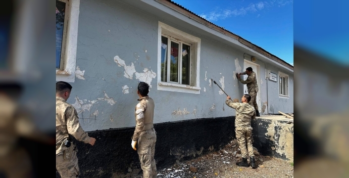 Bingöl’de jandarma ekipleri okulun bakım ve onarımını yaptı