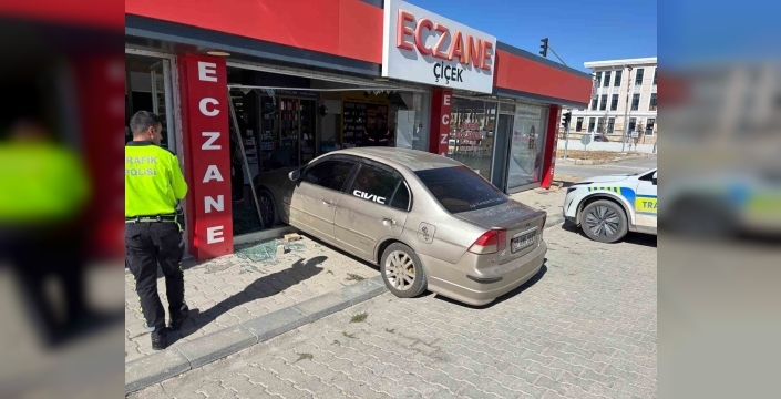 El freni çekilmeyen araç eczaneye girdi