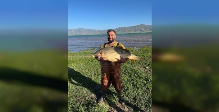Amatör balıkçı baraj gölünde 32 kiloluk dev sazan yakaladı