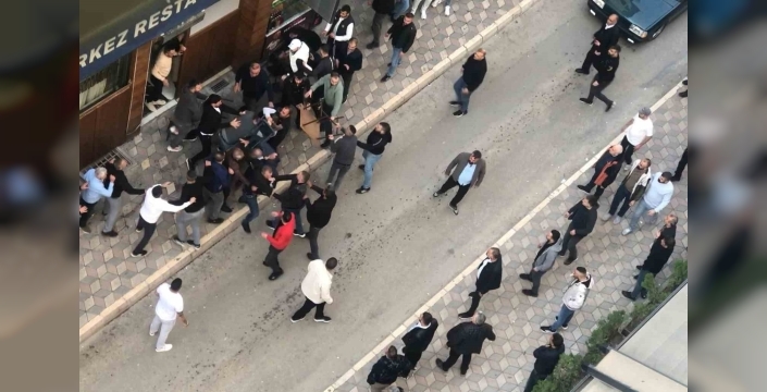 Elazığ’da iki grup arasında kavga: Masa ve sandalyeler havada uçuştu