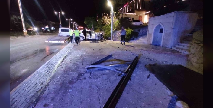 Elazığ’da otomobil durağa çarptı: 1 yaralı