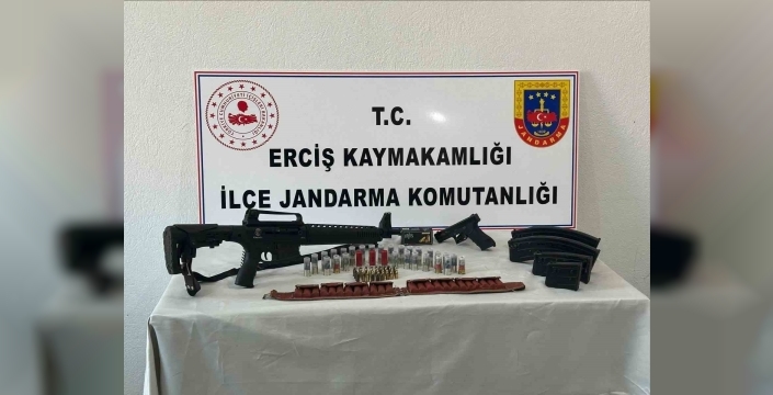 Erciş’te ruhsatsız silah ve fişek ele geçirildi