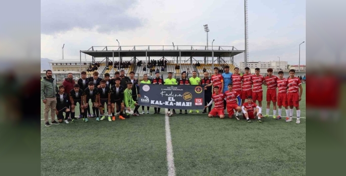 Futbol maçında ''Kadına El Kalkamaz'' farkındalığı