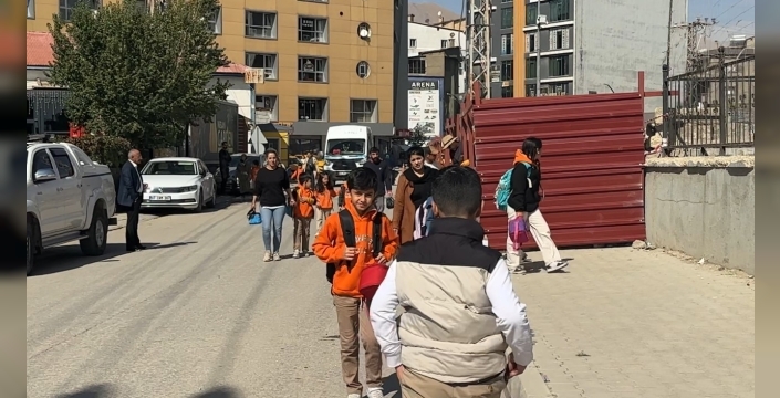 Okul yolundaki kaldırımın kapatılmasına tepki: