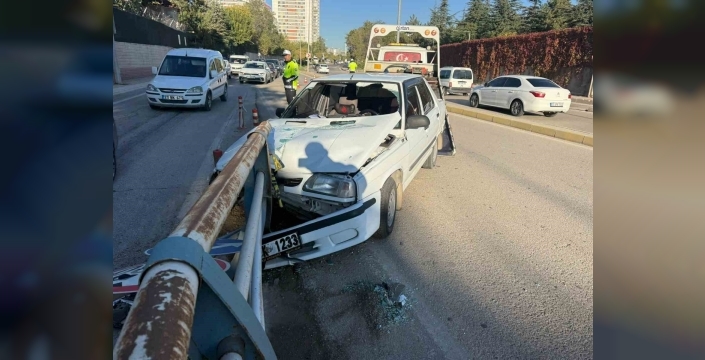 Otomobil bariyerlere saplandı: 1 yaralı
