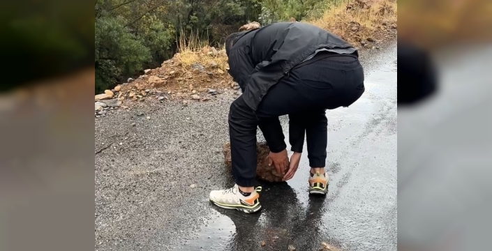 Şemdinli-Derecik karayoluna düşen kaya parçalarını dağcılar temizledi