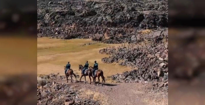 Tarihi Zeyn Kalesi’nin eteklerinde atlı jandarma devriyesi