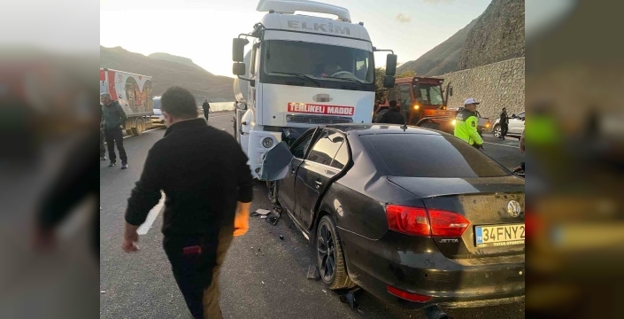 Van-Hakkari karayolunda otomobil tankerle çarpıştı: 3 ölü, 4 yaralı
