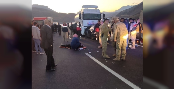 Van-Hakkari karayolunda feci kaza: 2 ölü, 5 yaralı