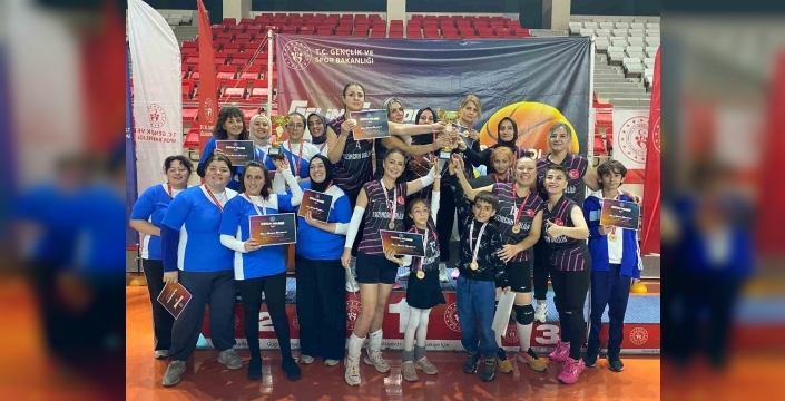 Voleybolda kadınlarda Erzincan Valiliği erkeklerde Milli Eğitim Müdürlüğü şampiyon oldu