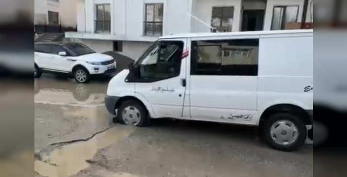 Yüksekova’da sağanak yağış hayatını olumsuz etkiledi