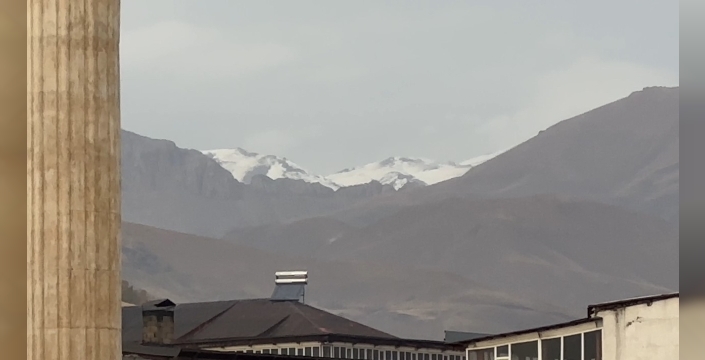 Yüksekova Mor Dağı’nın zirvesi beyaza büründü