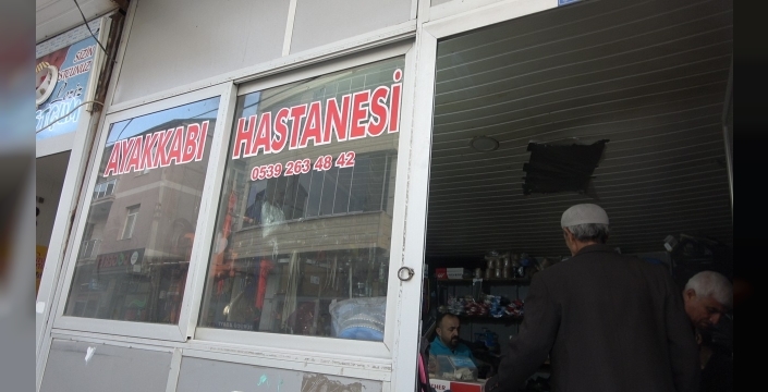 15 yıldır ayakkabı tamir ederek ailesini geçindiriyor