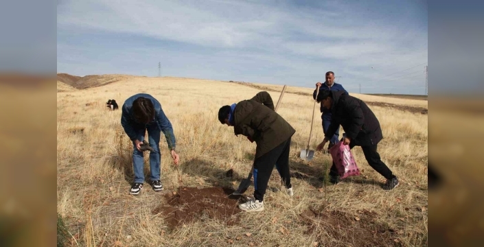 Ahlat’ta ‘’Maziden Atiye’’ programı kapsamında öğrenciler fidan dikti