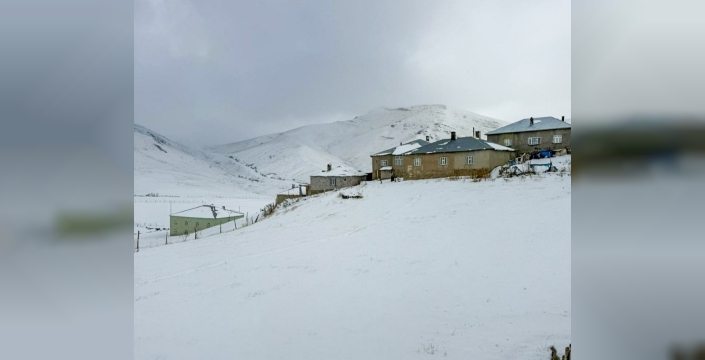 Başkale’de kar yağışı etkili oldu