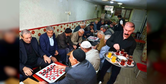 Bu çay ocağında yıllardır sadece dama oynanıyor
