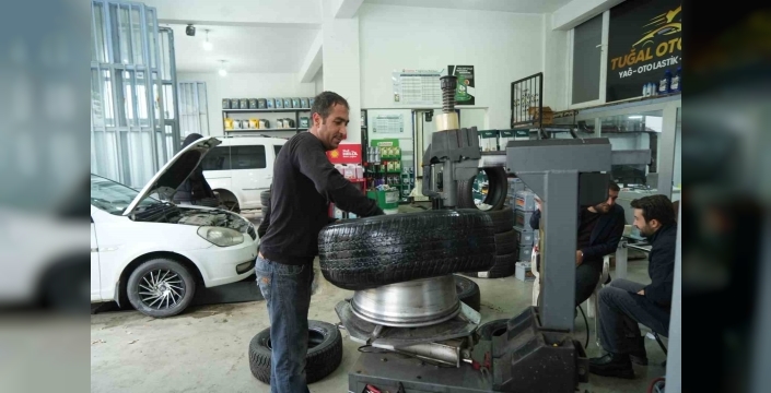Muş'ta kar yağdı, sürücüler lastikçilere akın etti