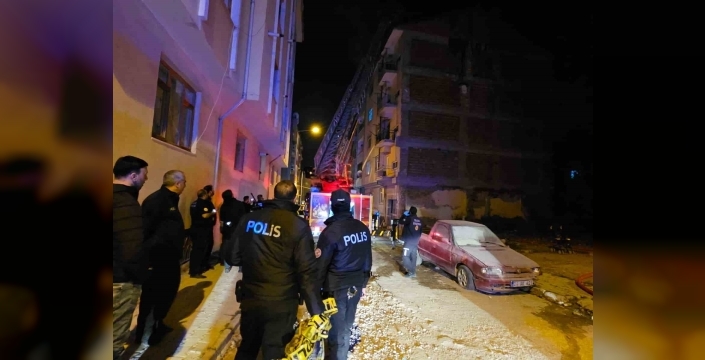 Elazığ’da çatı yangını: 1 kişi dumandan etkilendi