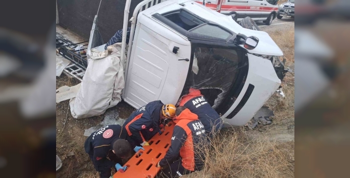 Elazığ’da pikap şarampole uçtu: 2 yaralı