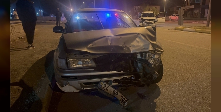 Erzincan’da iki araç kafa kafaya çarpıştı: 3 yaralı