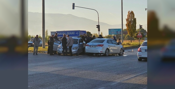Erzincan’da iki otomobil çarpıştı: 5 yaralı