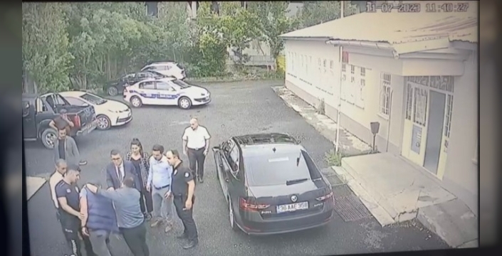 Gazeteciyi darbeden koruma polisine ceza