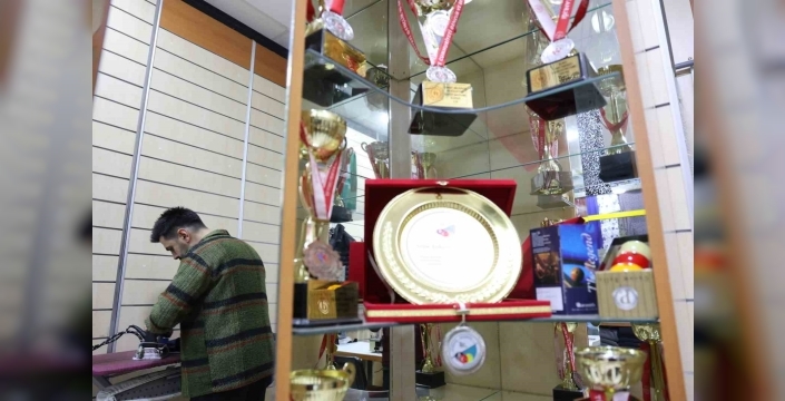 Gündüz terzi, akşam bilardo şampiyonu