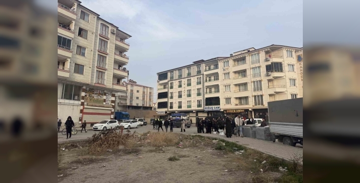 Husumetli iki aile sokak ortasında birbirine girdi: Silah sesleri mahalleyi ayağa kaldırdı