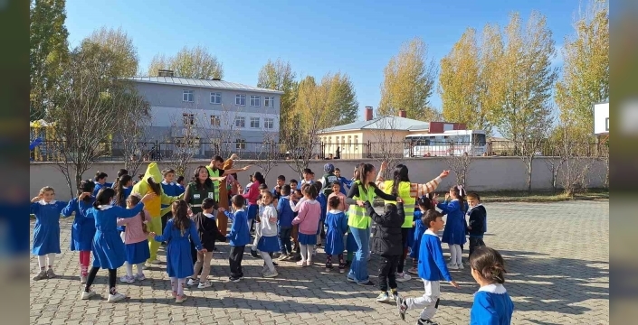 Kars Yeşilay minik yüreklere dokundu