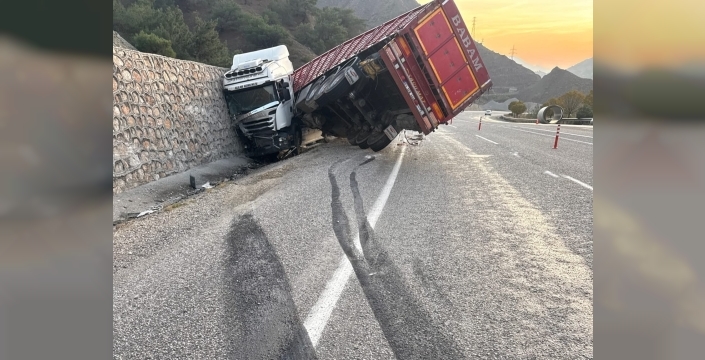 Malatya’da kontrolden çıkan tır istinat duvarına çarptı: 1 yaralı