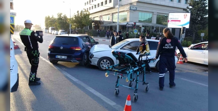 Malatya iki otomobil çarpıştı: 1 yaralı
