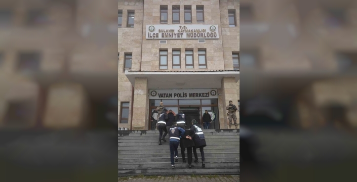 Bulanık’ta cinayet şüphelisi 2 kişi suç aleti silahla yakalanarak tutuklandı