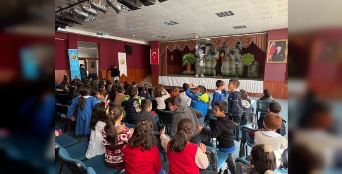 Sarıkamış’ta ''Şarkılı Orman'' oyununa miniklerden yoğun ilgi