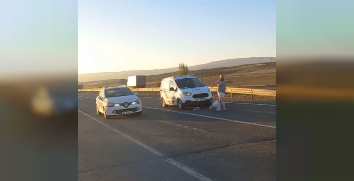 Trafiği birbirine kattı, araçların üzerine atladı, cam kırdı