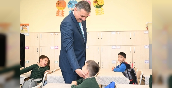 Vali Çiftçi öğrenci ve öğretmenlerle buluştu