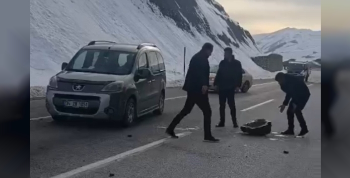 Yüksekova’da karayoluna düşen kaya parçaları sürücülere korku dolu anlar yaşattı